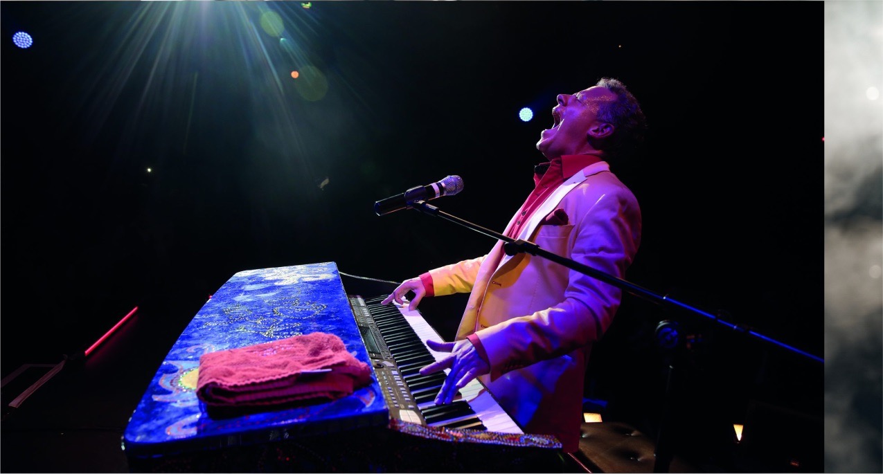 Sascha Klaar am Piano auf der Bühne
