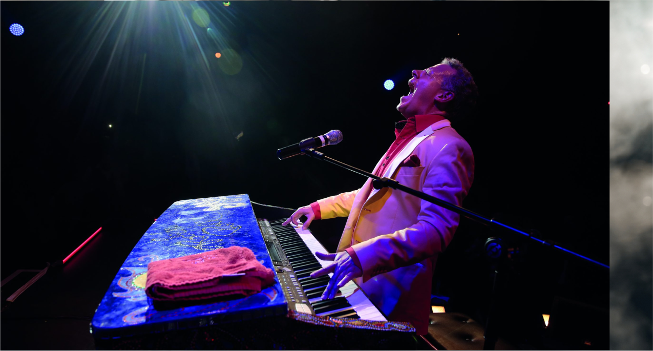 Sascha Klaar am Piano auf der Bühne